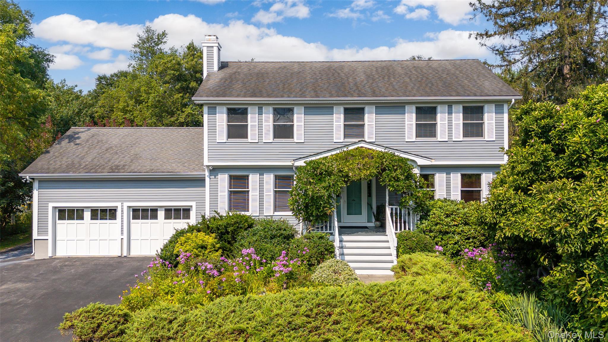 Colonial house in Town of Montgomery