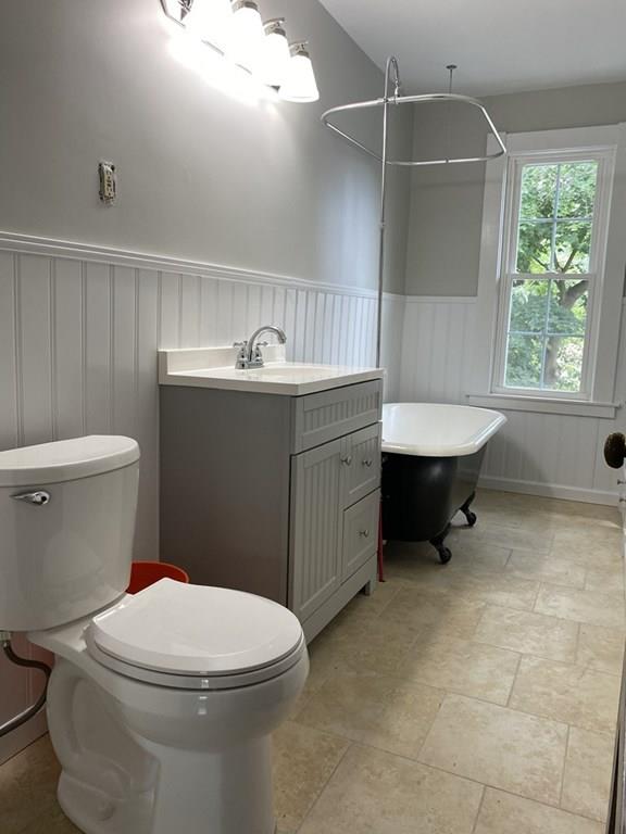 999 Sumner Avenue Springfield, MA 01118 - Photo 15 of 18 a bathroom with a sink a toilet and bathtub