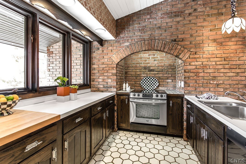 17 Quaker Hill Road DeWitt, NY 13224 - Photo 17 of 50 Built-in electric oven set into the brick archway.