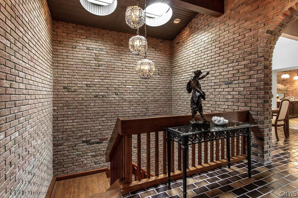 17 Quaker Hill Road DeWitt, NY 13224 - Photo 2 of 50 Inviting grand foyer with vaulted ceiling and skyl