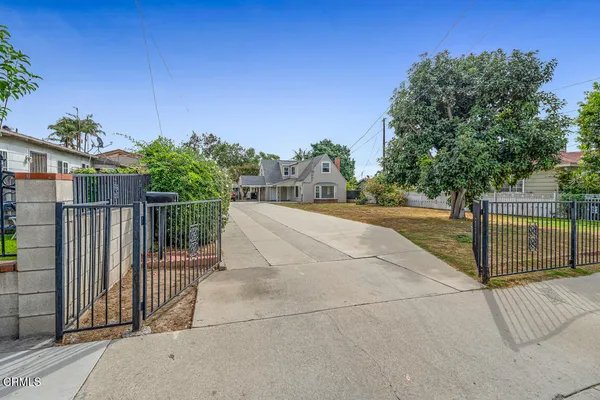 a view of a backyard