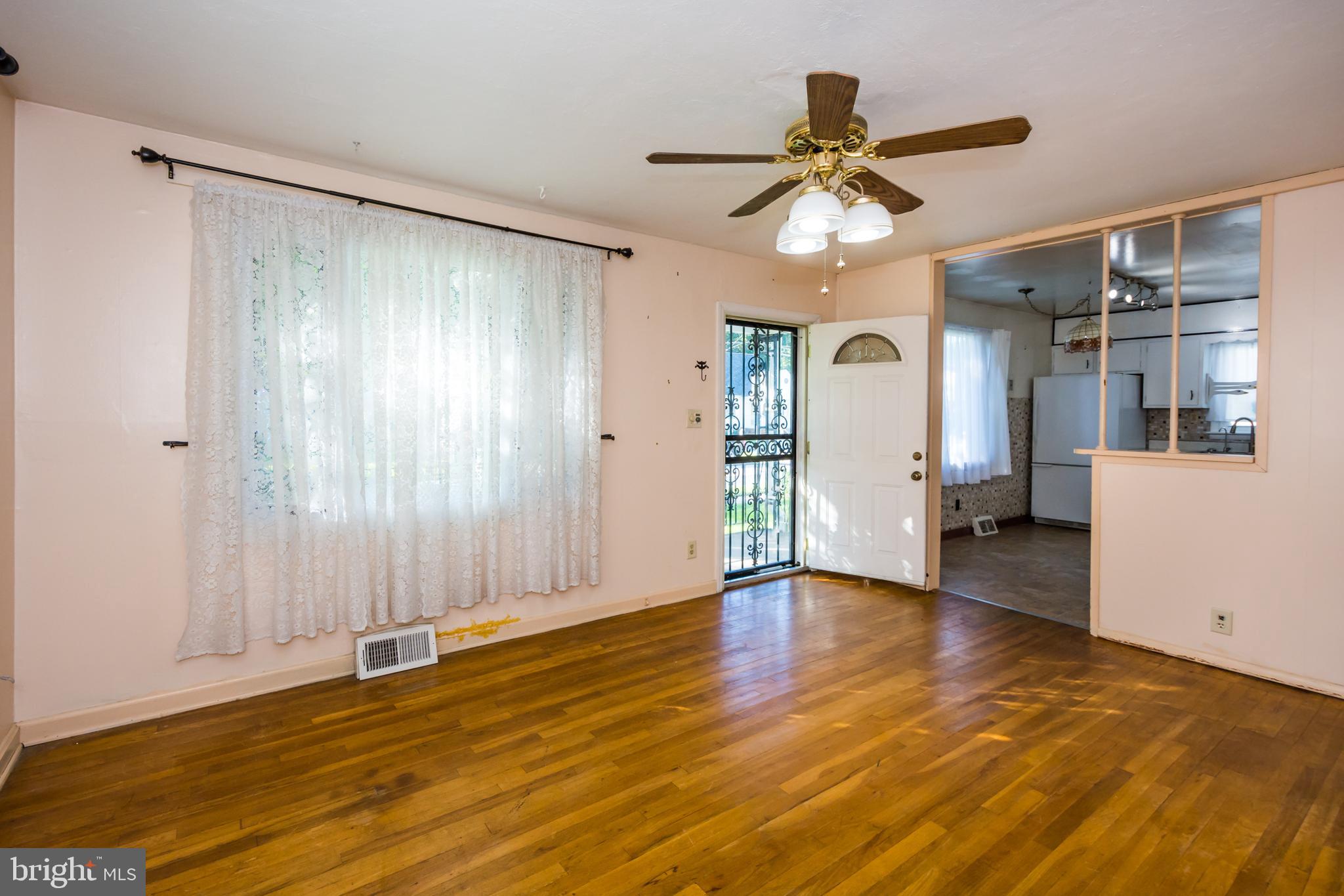 1724 Drexel Road Dundalk, MD 21222 - Photo 12 of 36 Spacious living room
