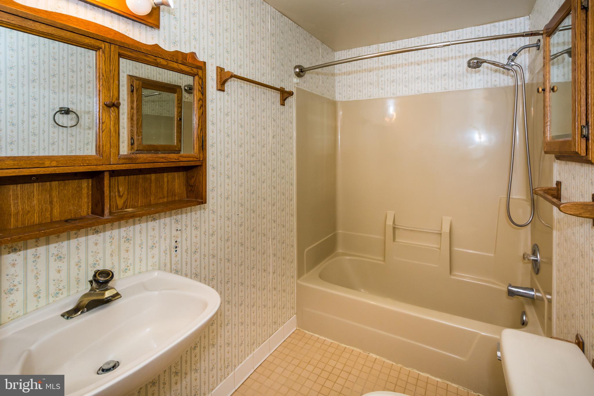 1724 Drexel Road Dundalk, MD 21222 - Photo 33 of 36 Upper level bathroom