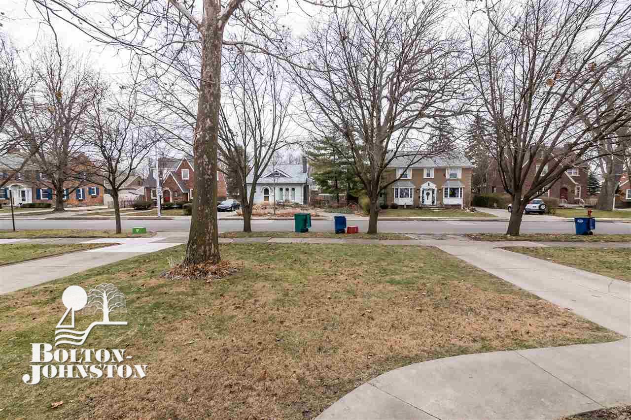1363 Cadieux Road Grosse Pointe, MI 48230 - Photo 34 of 35 31368611-33.JPG