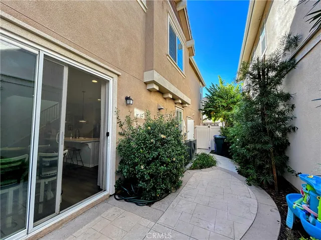 $3,250 | 631 South Brampton Avenue, Rialto, CA 92376