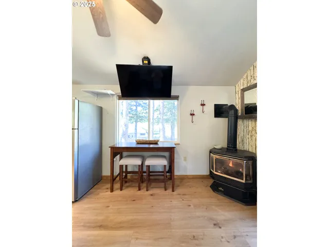 a view of a livingroom with furniture