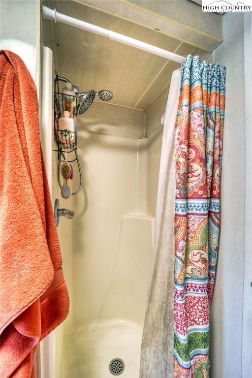 191 Alex Wellborn Road Deep Gap, NC 28618 - Photo 28 of 39 a bathroom with a bathtub and shower