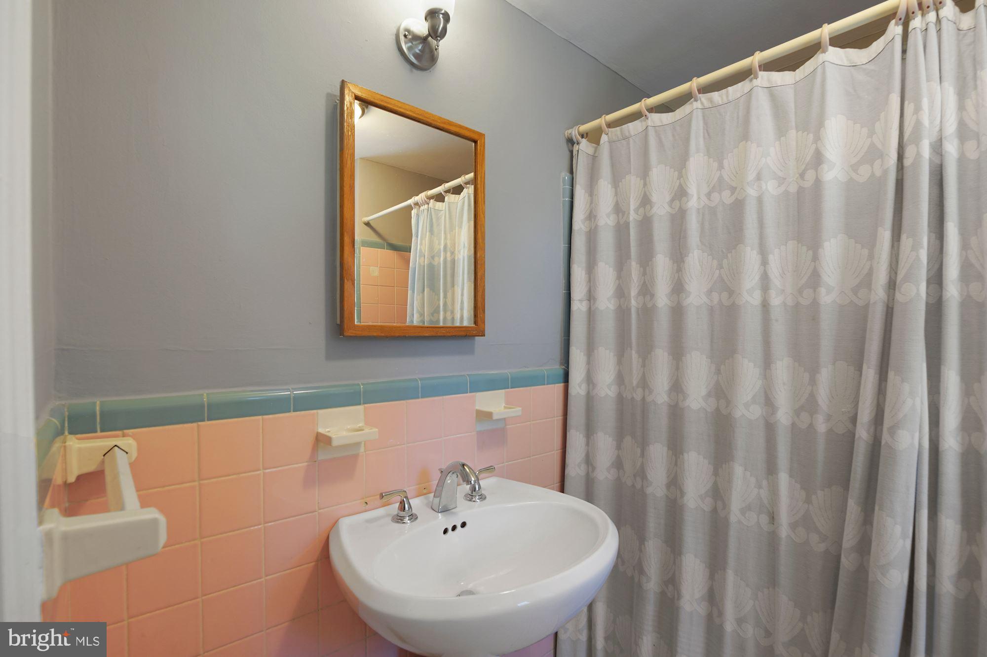 1 Fairhill Road Wallingford, PA 19086 - Photo 17 of 27 Full Hall Bath