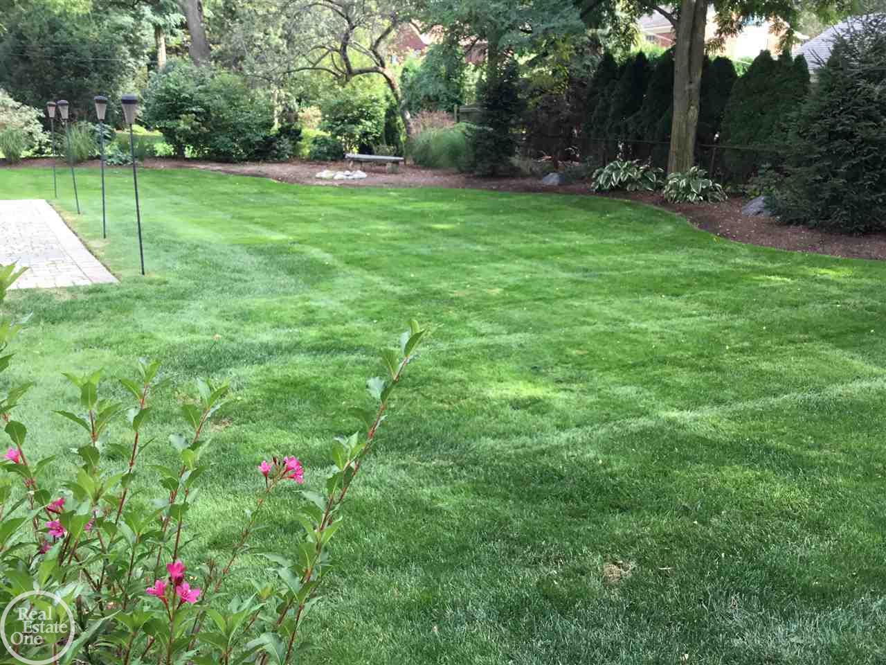 951 North Oxford Road Grosse Pointe Woods, MI 48236 - Photo 30 of 32
