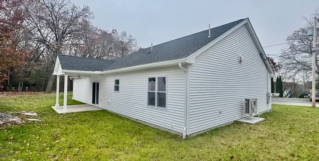 a view of a house with a yard