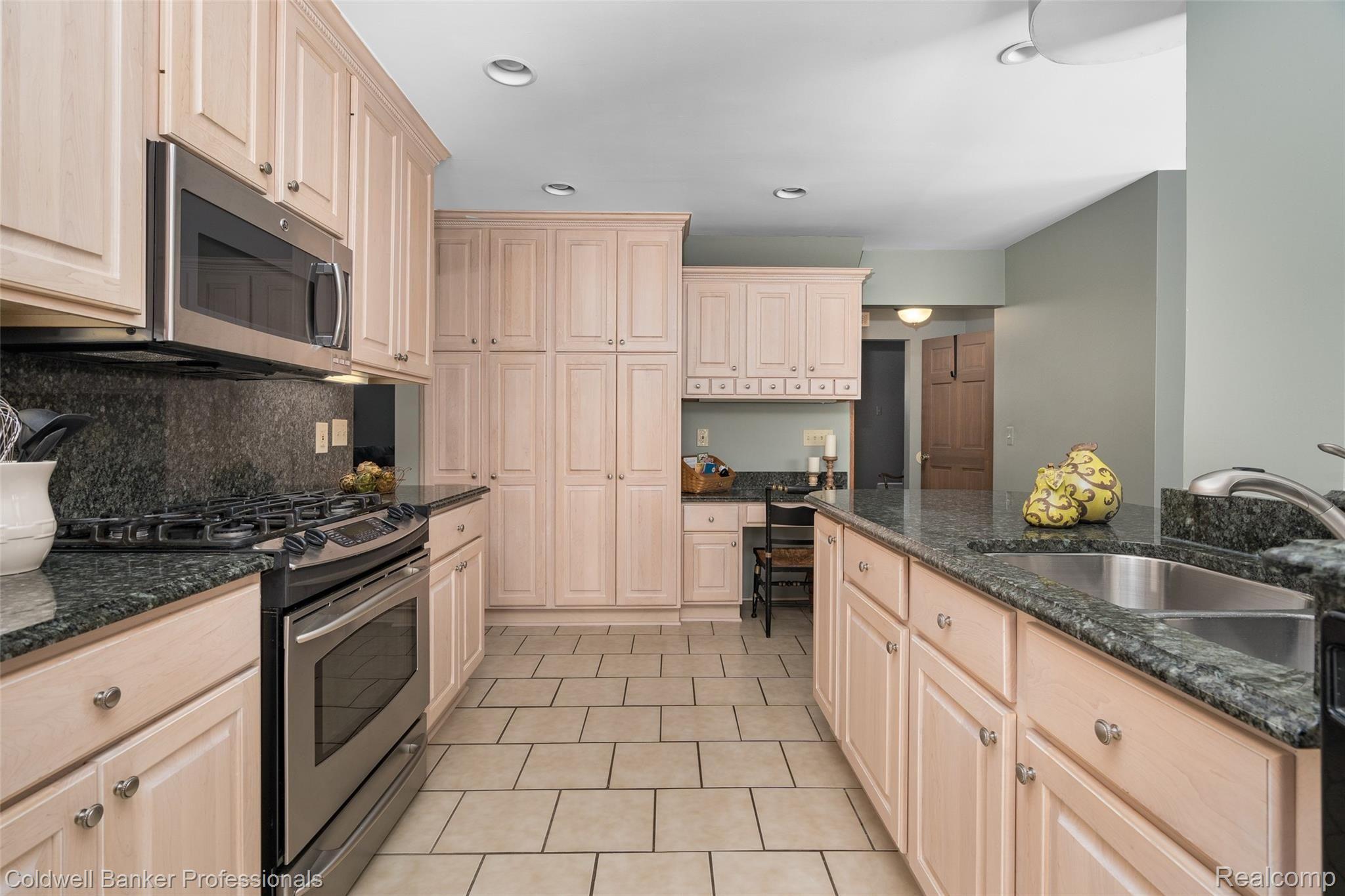 183 Longford Drive Rochester, MI 48309 - Photo 9 of 37 183-Longford-Dr-14.jpg