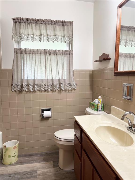 233 Reed Street Lower Burrell, PA 15068 - Photo 26 of 40 Main level full bath.