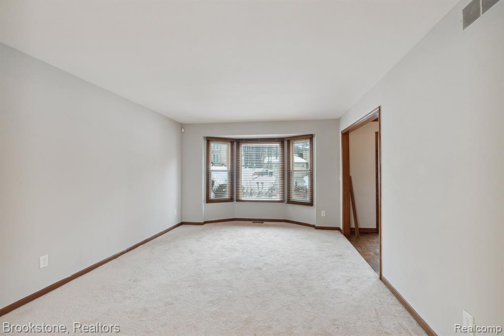 36875 Chesapeake Road Farmington Hills, MI 48335 - Photo 11 of 41