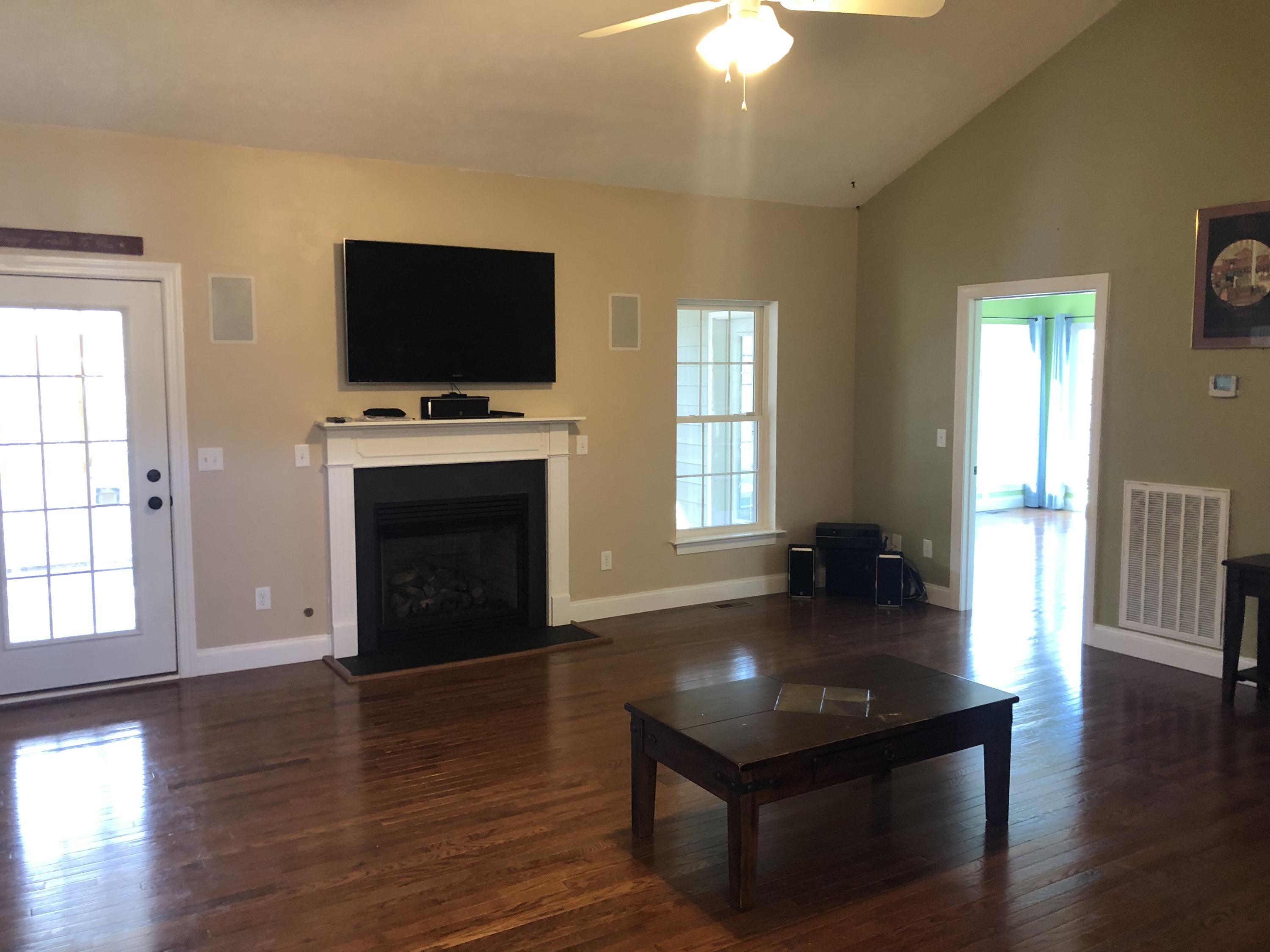 1173 Shady Run Road Vinton, VA 24179 - Photo 5 of 30 Living room