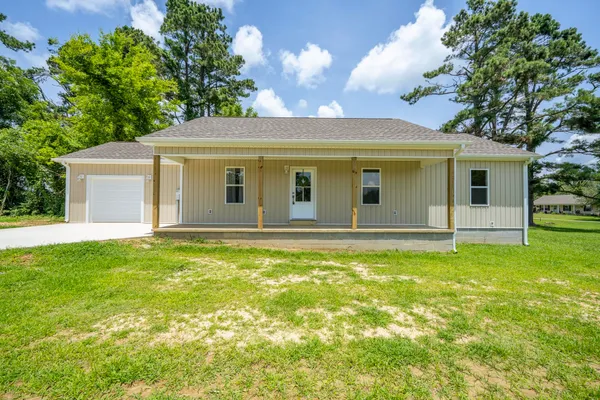 a view of a house with backyard