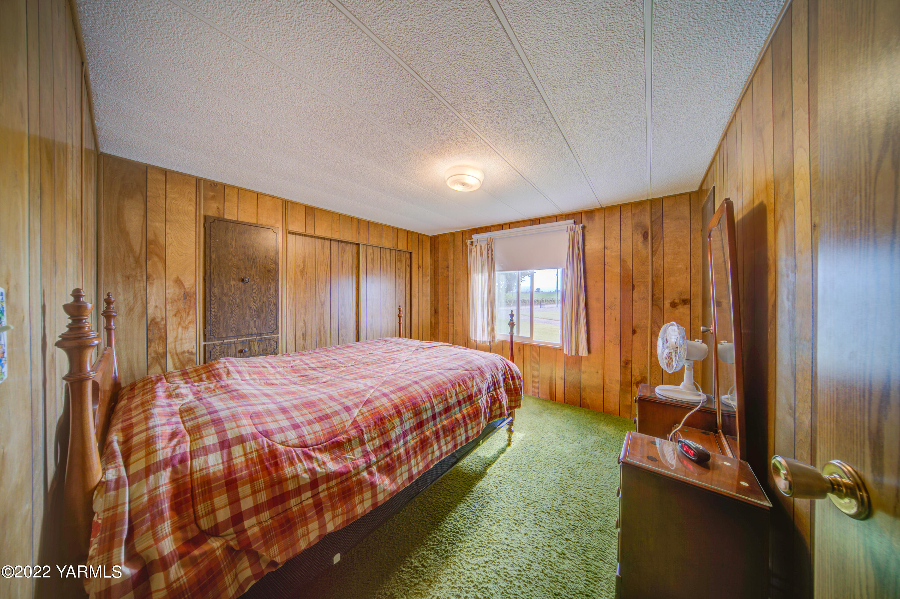 2541 Scoon Road Sunnyside, WA 98944 - Photo 15 of 27 a bedroom with a bed and a window