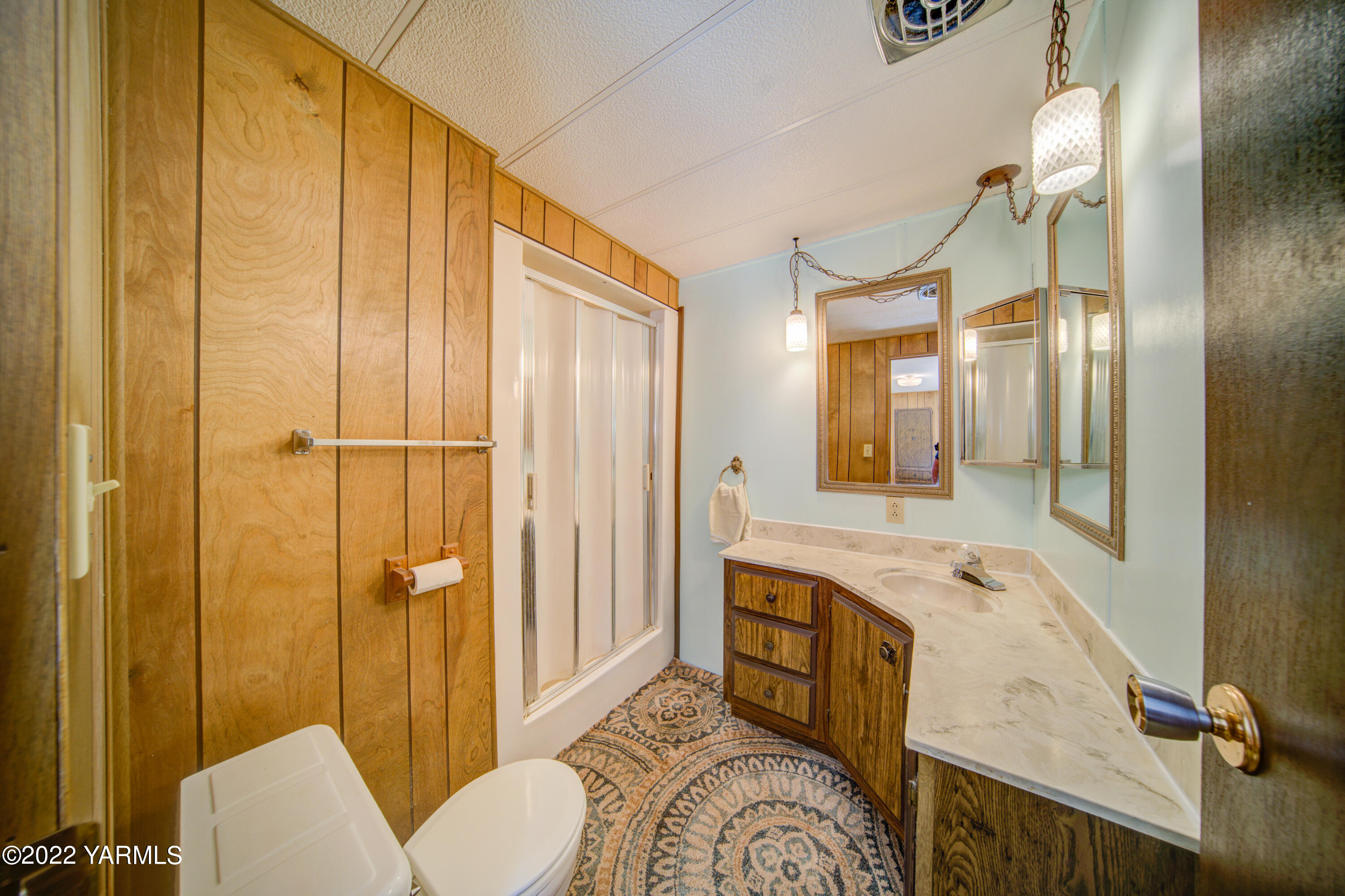 2541 Scoon Road Sunnyside, WA 98944 - Photo 18 of 27 a bathroom with a sink a toilet and shower