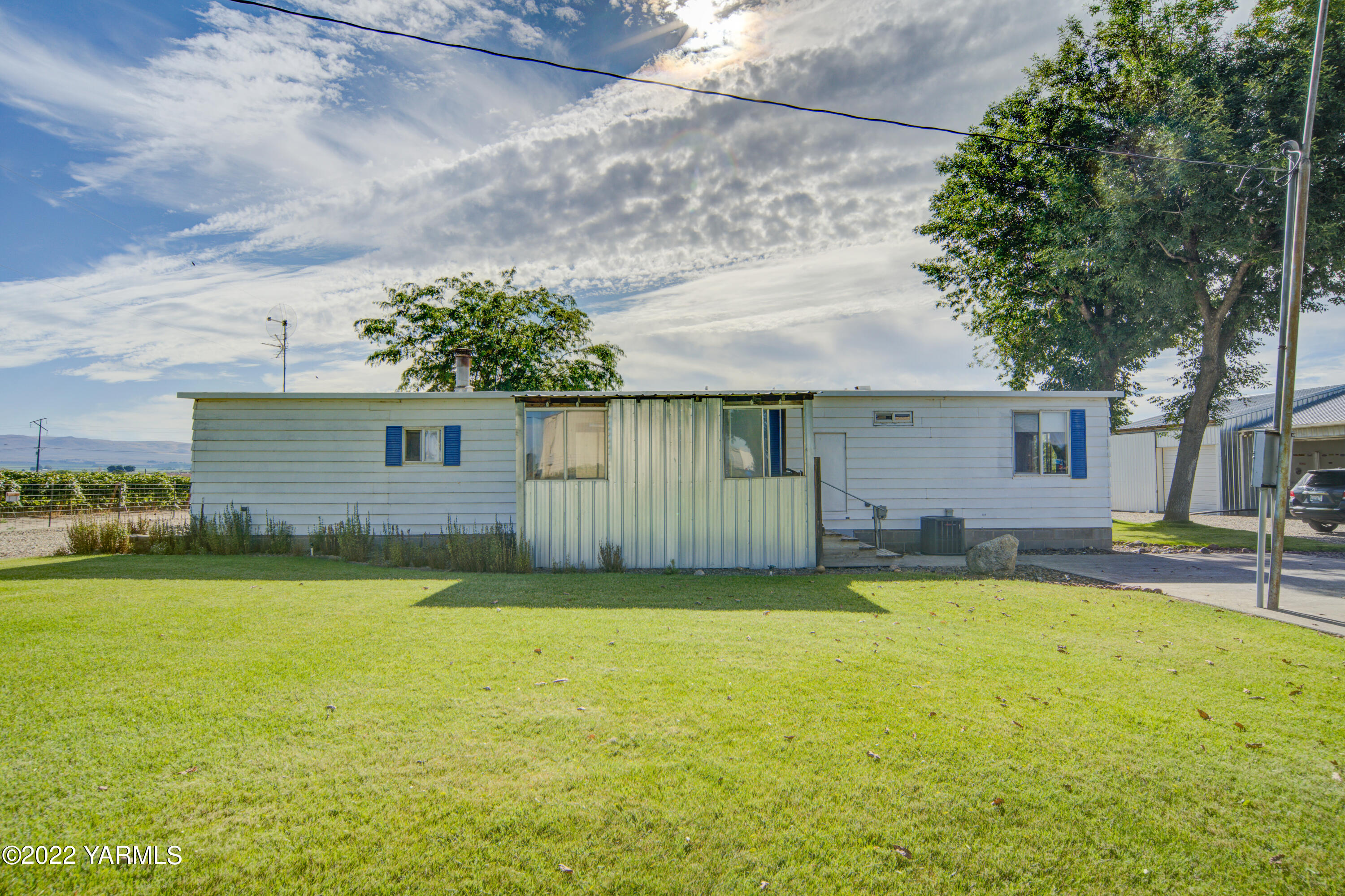 2541 Scoon Road Sunnyside, WA 98944 - Photo 26 of 27 a view of a house with a yard and a large tree
