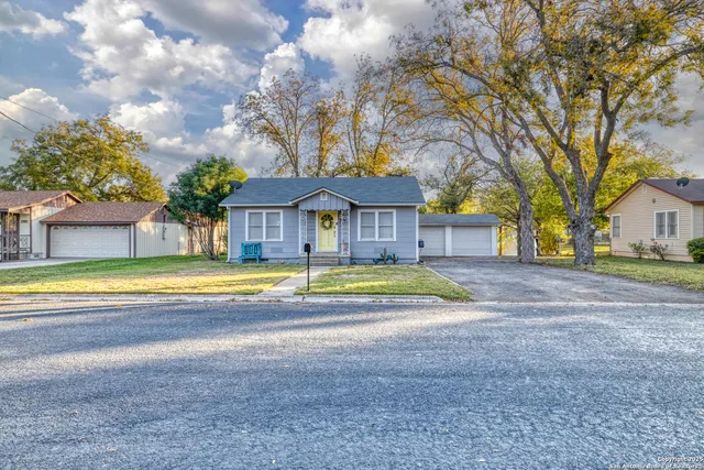 $249,000 | 1703 22nd Street, Hondo, TX 78861