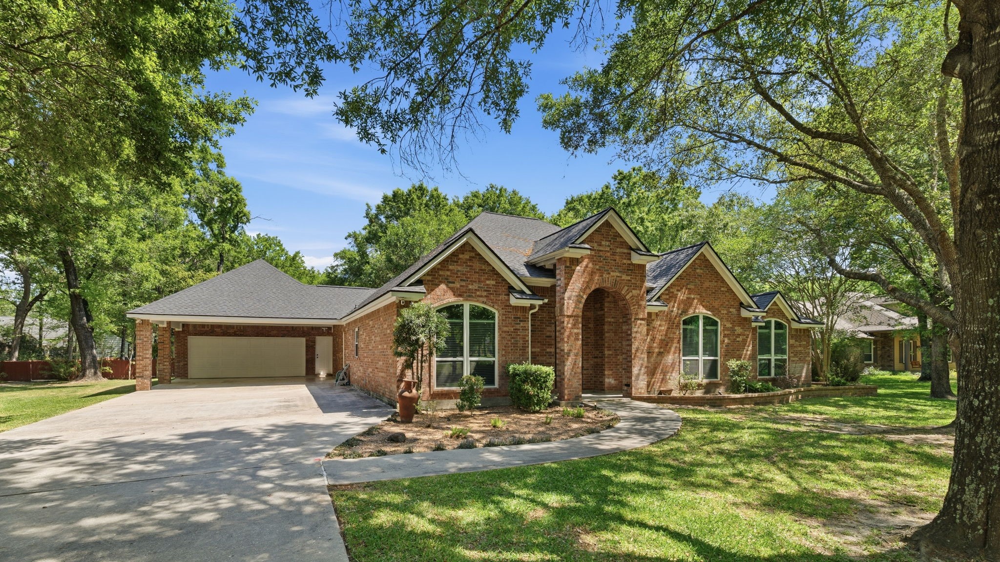 11714 Creek View Lane Conroe, TX 77385 - Photo 3 of 46 a front view of a house with garden