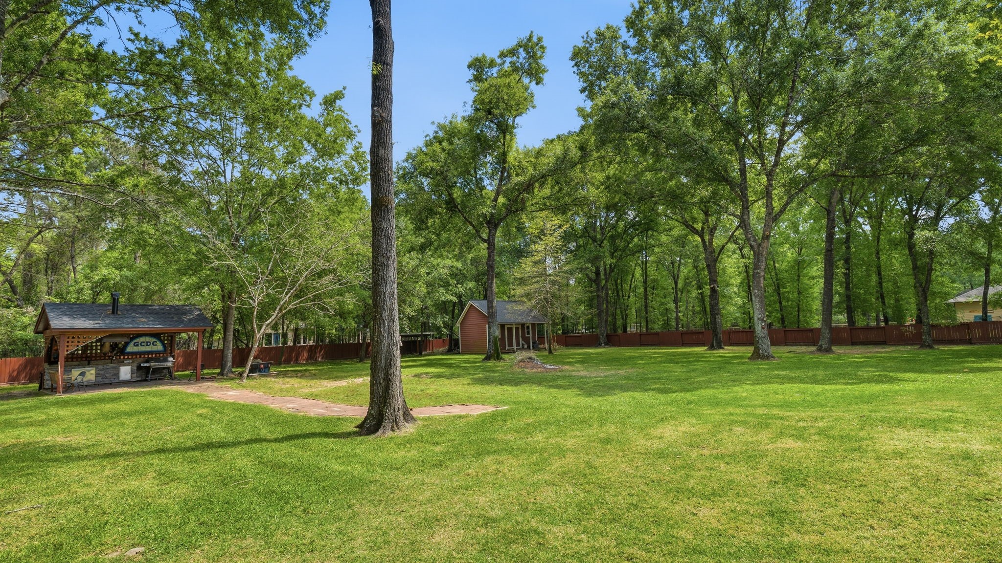 11714 Creek View Lane Conroe, TX 77385 - Photo 38 of 46 a backyard of a house with trampoline