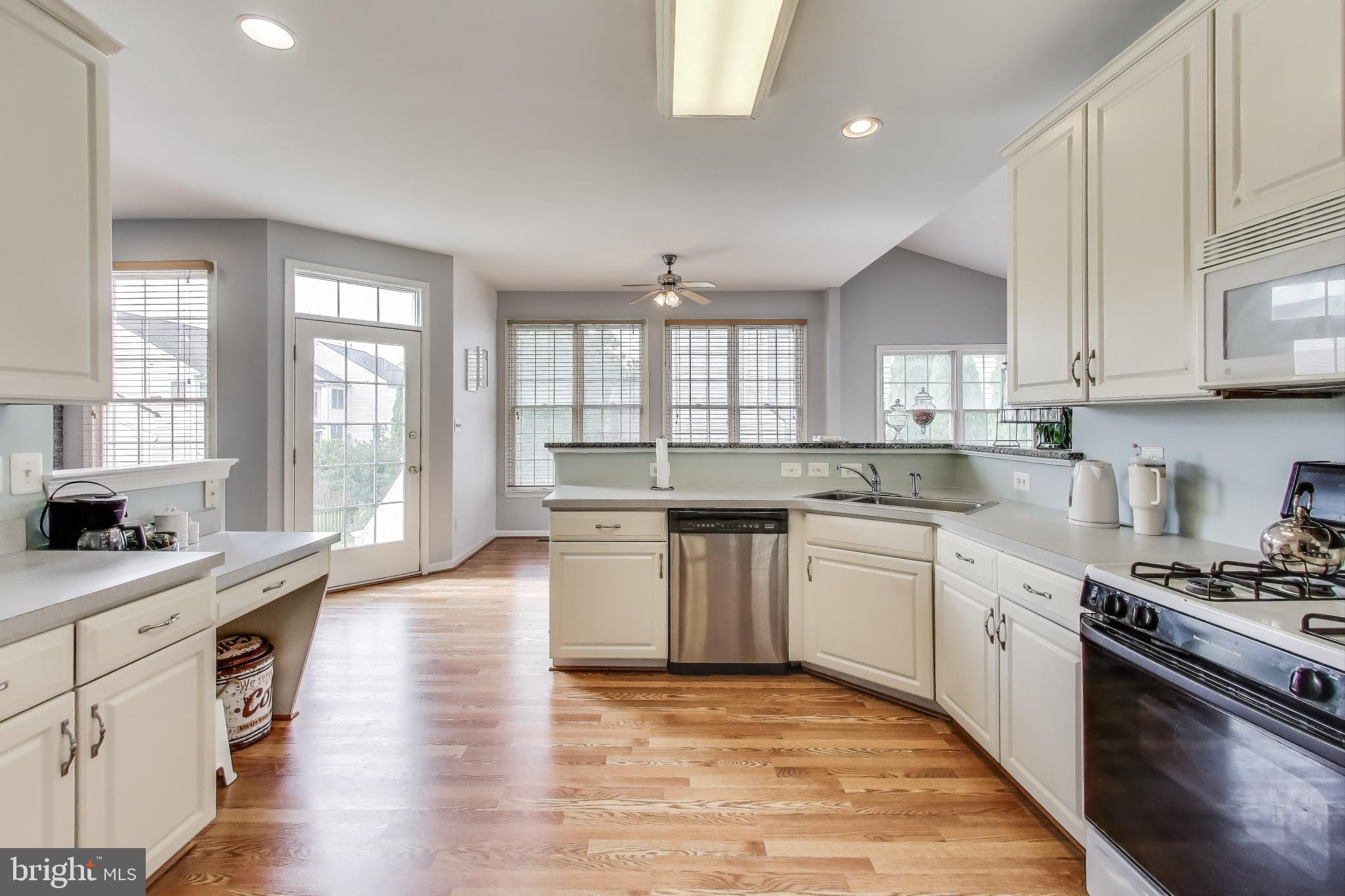 42647 Harris Street Chantilly, VA 20152 - Photo 12 of 54