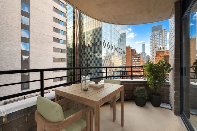 $1,095,000 | 400 East 70th Street, Unit 1001 | Lenox Hill