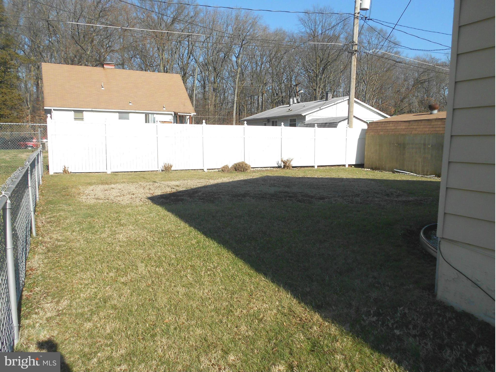 7704 Seekford Road Baltimore, MD 21219 - Photo 20 of 23 Fenced yard