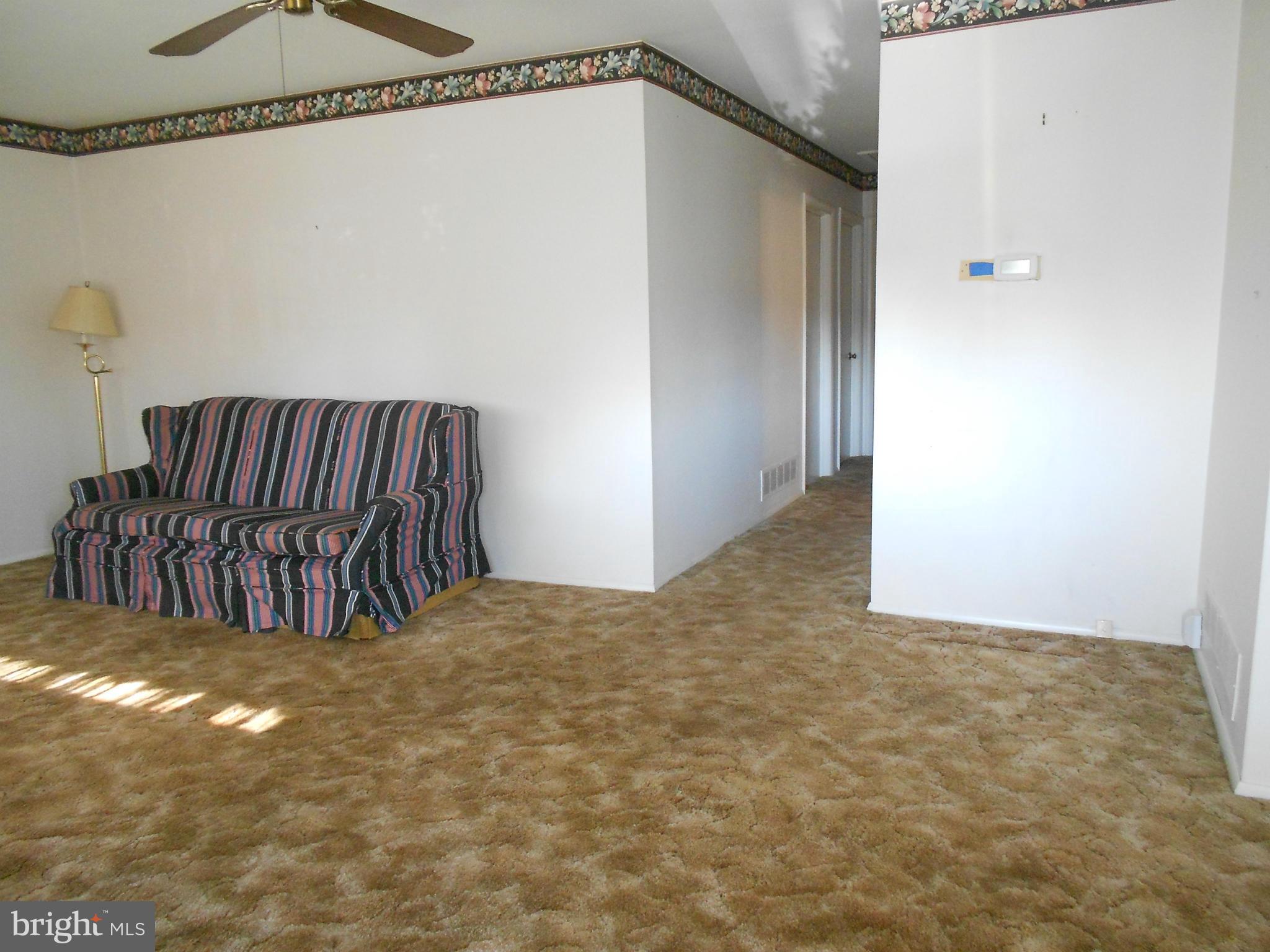 7704 Seekford Road Baltimore, MD 21219 - Photo 4 of 23 Living Room