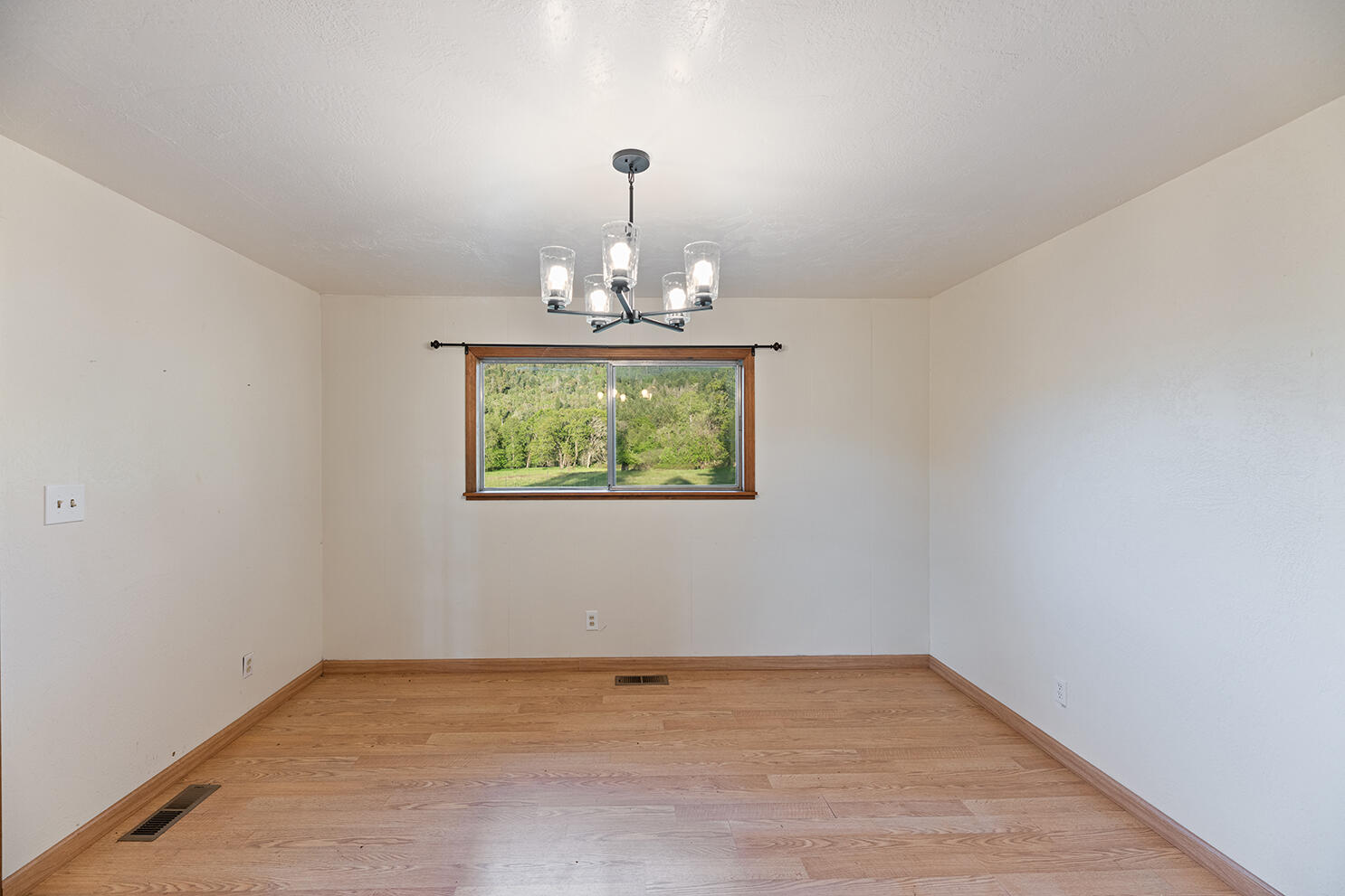 2401 East Fork Road Williams, OR 97544 - Photo 10 of 37 Dining Room