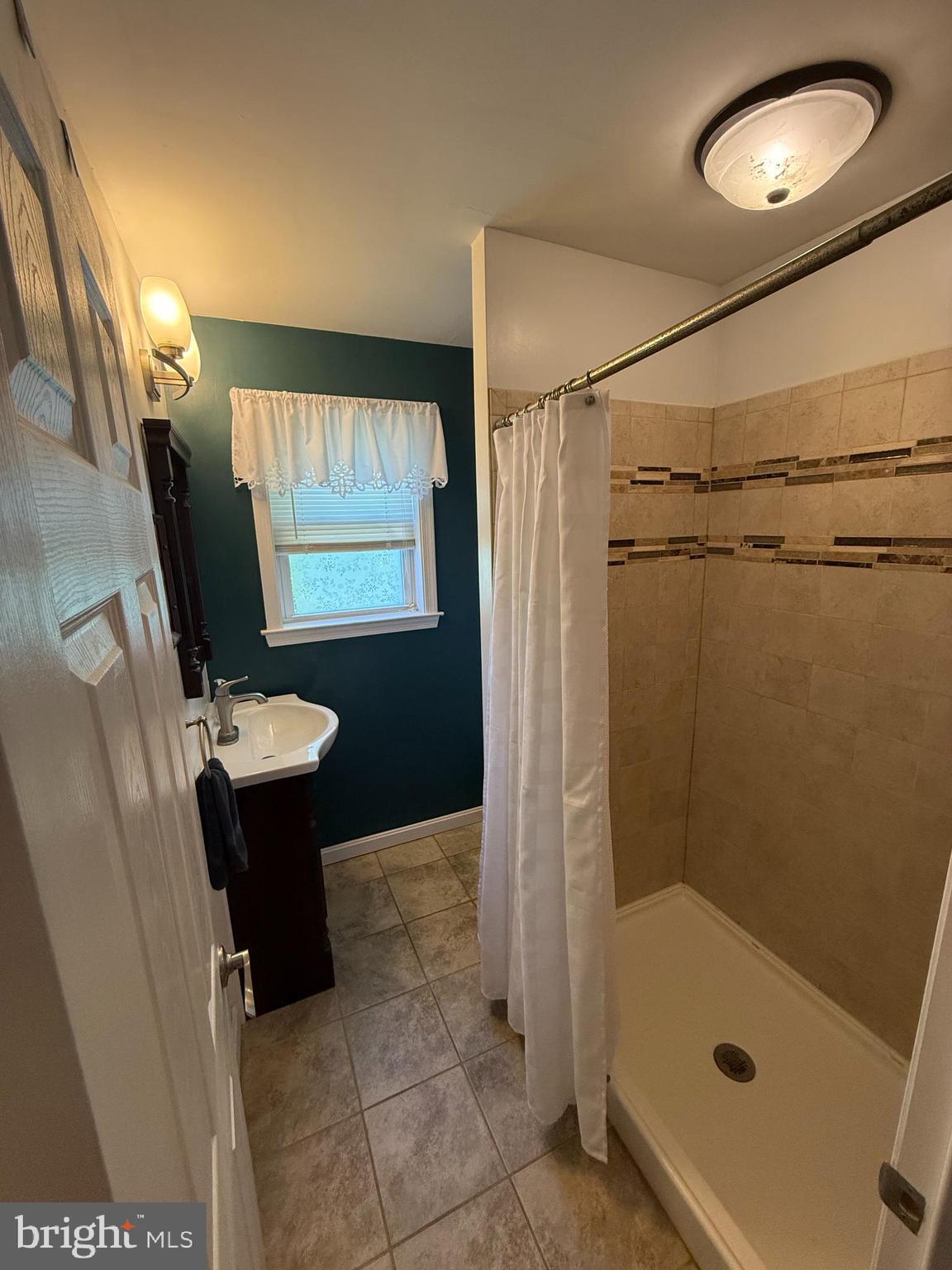 2235 Hawthorne Road Baltimore, MD 21220 - Photo 20 of 35 a bathroom with a sink a mirror and a bathtub