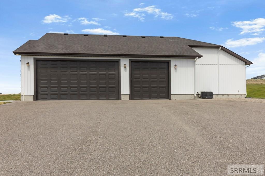 7232 East Middle Fork Road Idaho Falls, ID 83406 - Photo 4 of 72 Garage