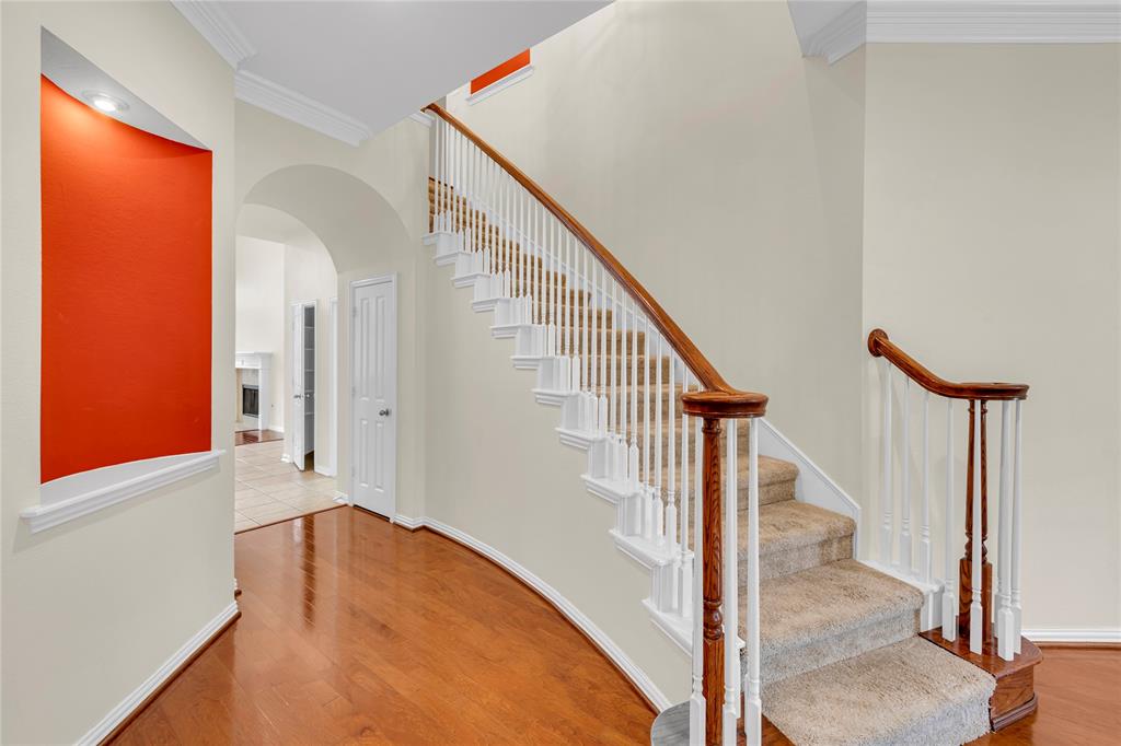 3920 Autumn Lane Bedford, TX 76021 - Photo 5 of 36 Curved staircase with wood-finish handrails and white balusters