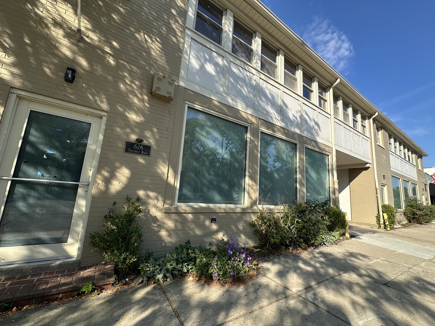 630 Green Bay Road Kenilworth, IL 60043 - Photo 1 of 21 a front view of a building