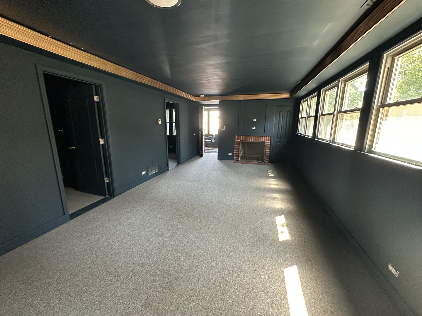 630 Green Bay Road Kenilworth, IL 60043 - Photo 13 of 21 a view of a hallway with stairs
