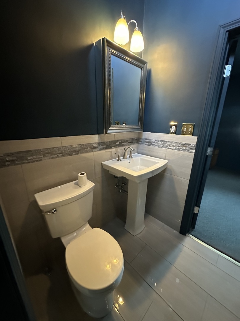 630 Green Bay Road Kenilworth, IL 60043 - Photo 14 of 21 a bathroom with a toilet sink and mirror