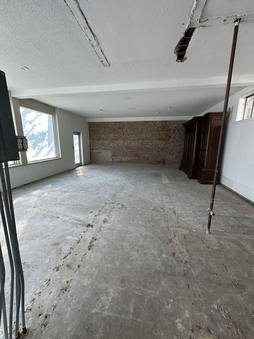 630 Green Bay Road Kenilworth, IL 60043 - Photo 19 of 21 an empty room with windows