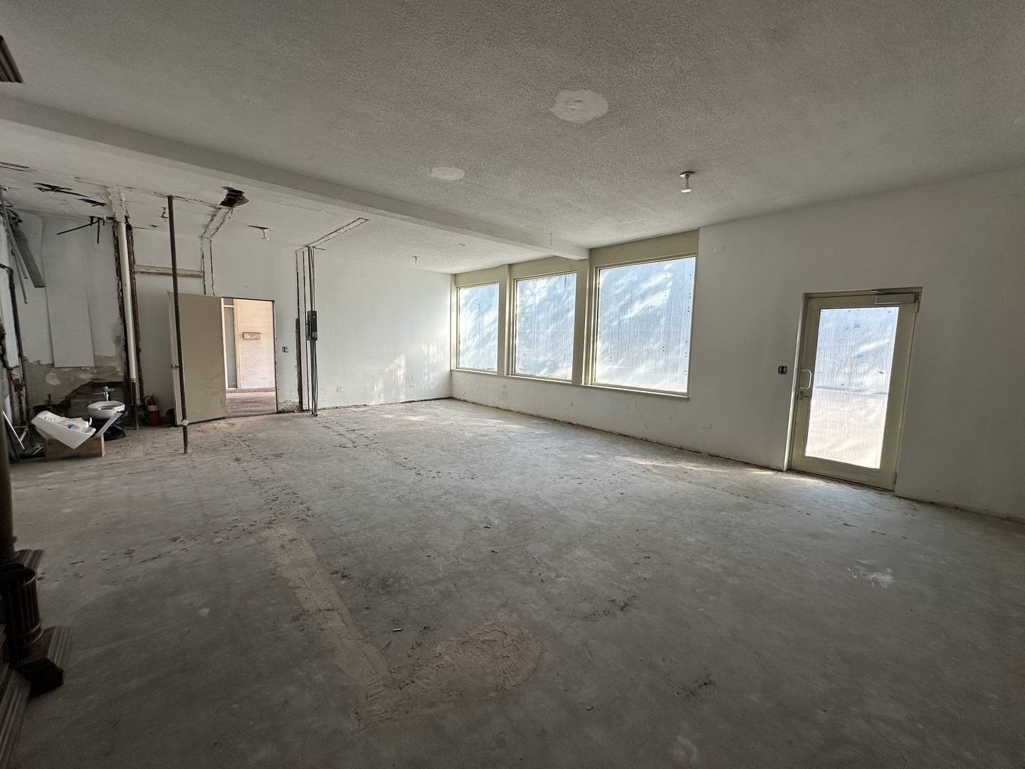 630 Green Bay Road Kenilworth, IL 60043 - Photo 21 of 21 a view of a livingroom with a staircase