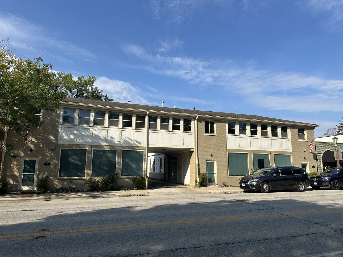 630 Green Bay Road Kenilworth, IL 60043 - Photo 3 of 21 a front view of building with cars parked