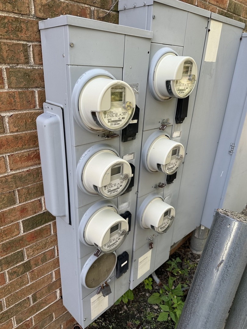 630 Green Bay Road Kenilworth, IL 60043 - Photo 7 of 21 a bathroom with a toilet and a sink
