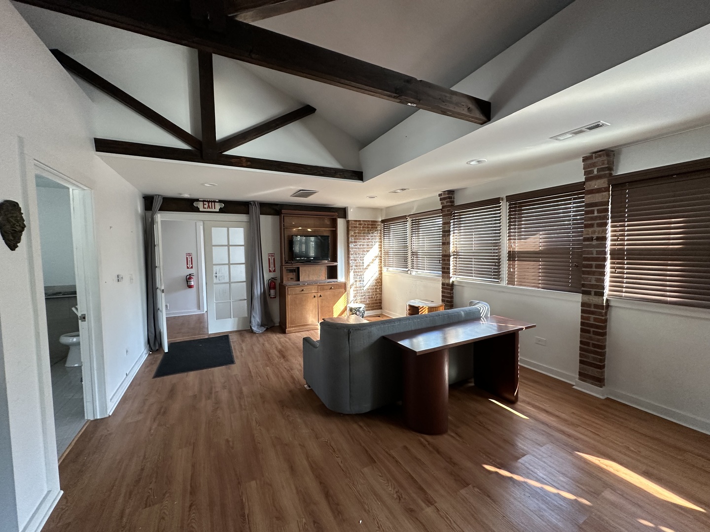 630 Green Bay Road Kenilworth, IL 60043 - Photo 8 of 21 a view of a livingroom with furniture and window