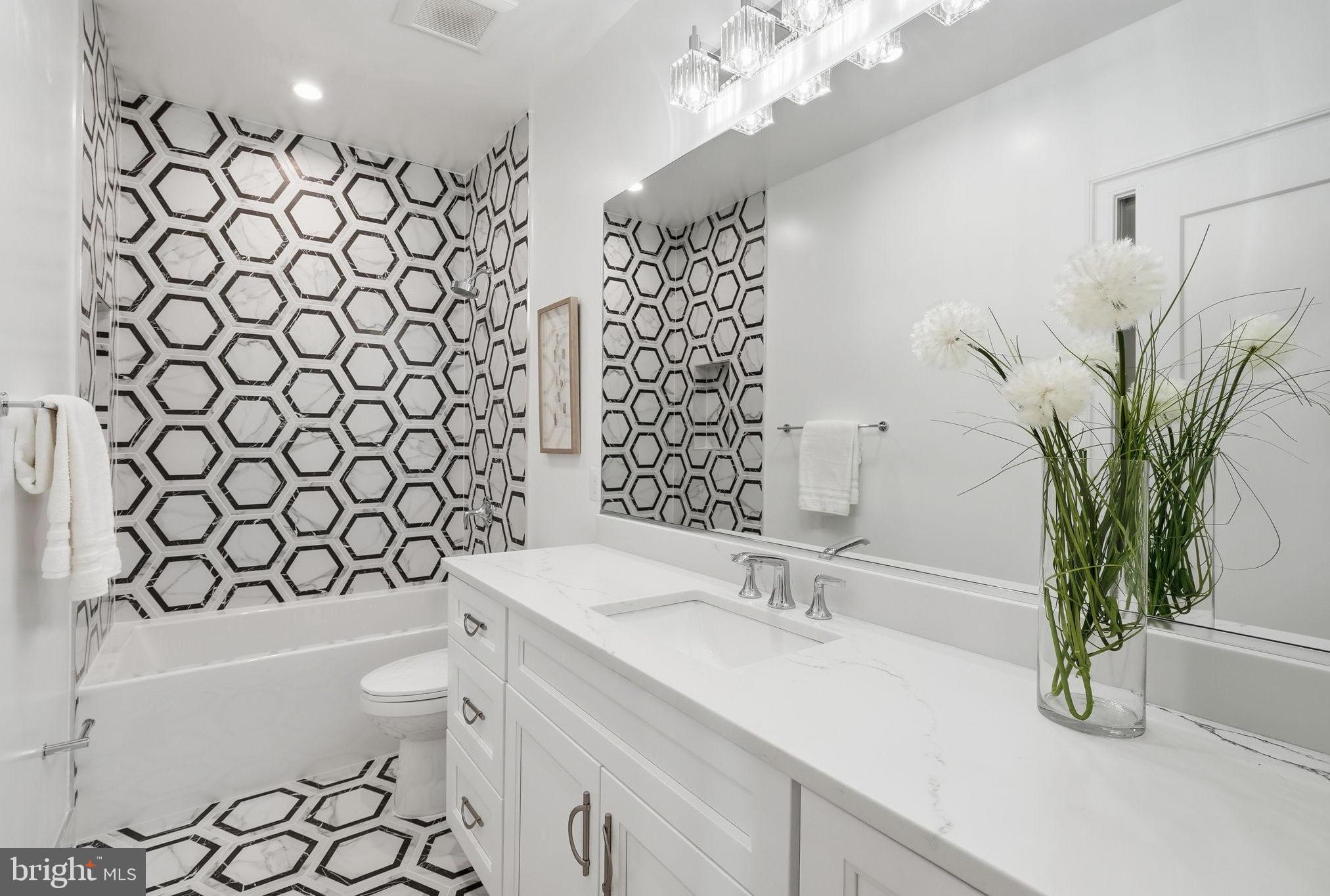 5047 MacArthur Boulevard Northwest Washington, DC 20016 - Photo 23 of 67 Main-level full bathroom with tub