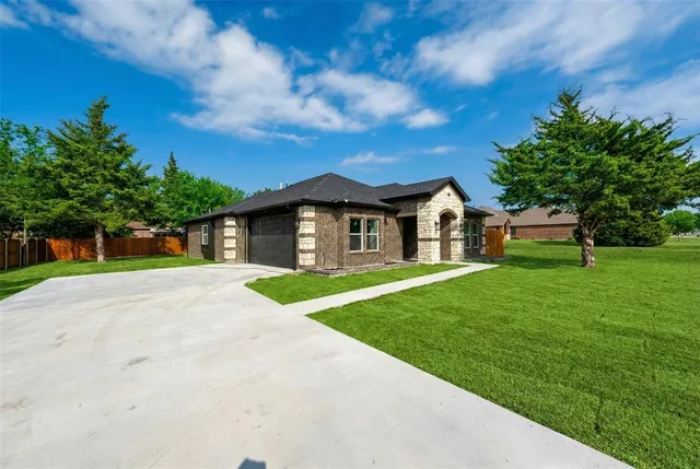 $380,000 | 120 East Woodell Drive, Glenn Heights, TX 75154