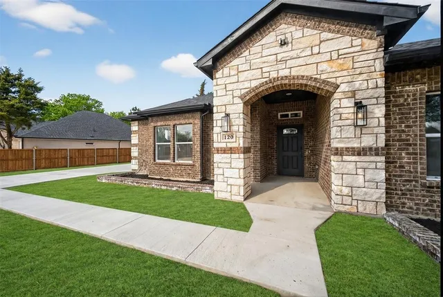 $380,000 | 120 East Woodell Drive, Glenn Heights, TX 75154