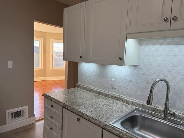 $3,600 | 630 Metropolitan Avenue, Unit 3, Boston, MA 02136