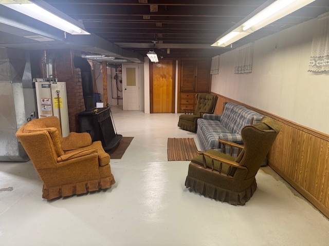307 North Linden Street Clinton, IL 61727 - Photo 42 of 50 a living room with furniture and a couch
