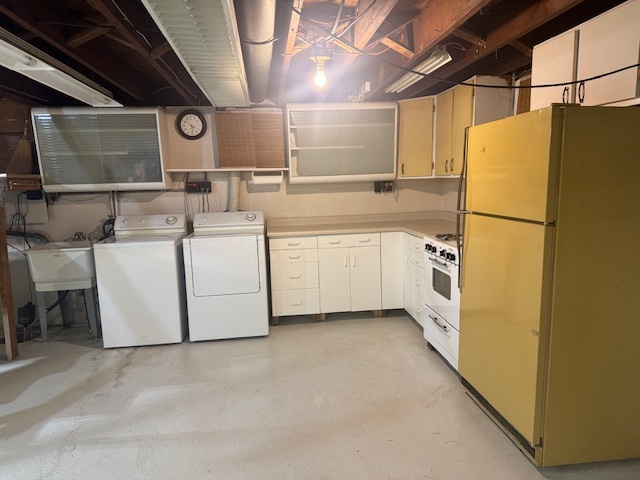 307 North Linden Street Clinton, IL 61727 - Photo 46 of 50 a utility room with dryer and washer