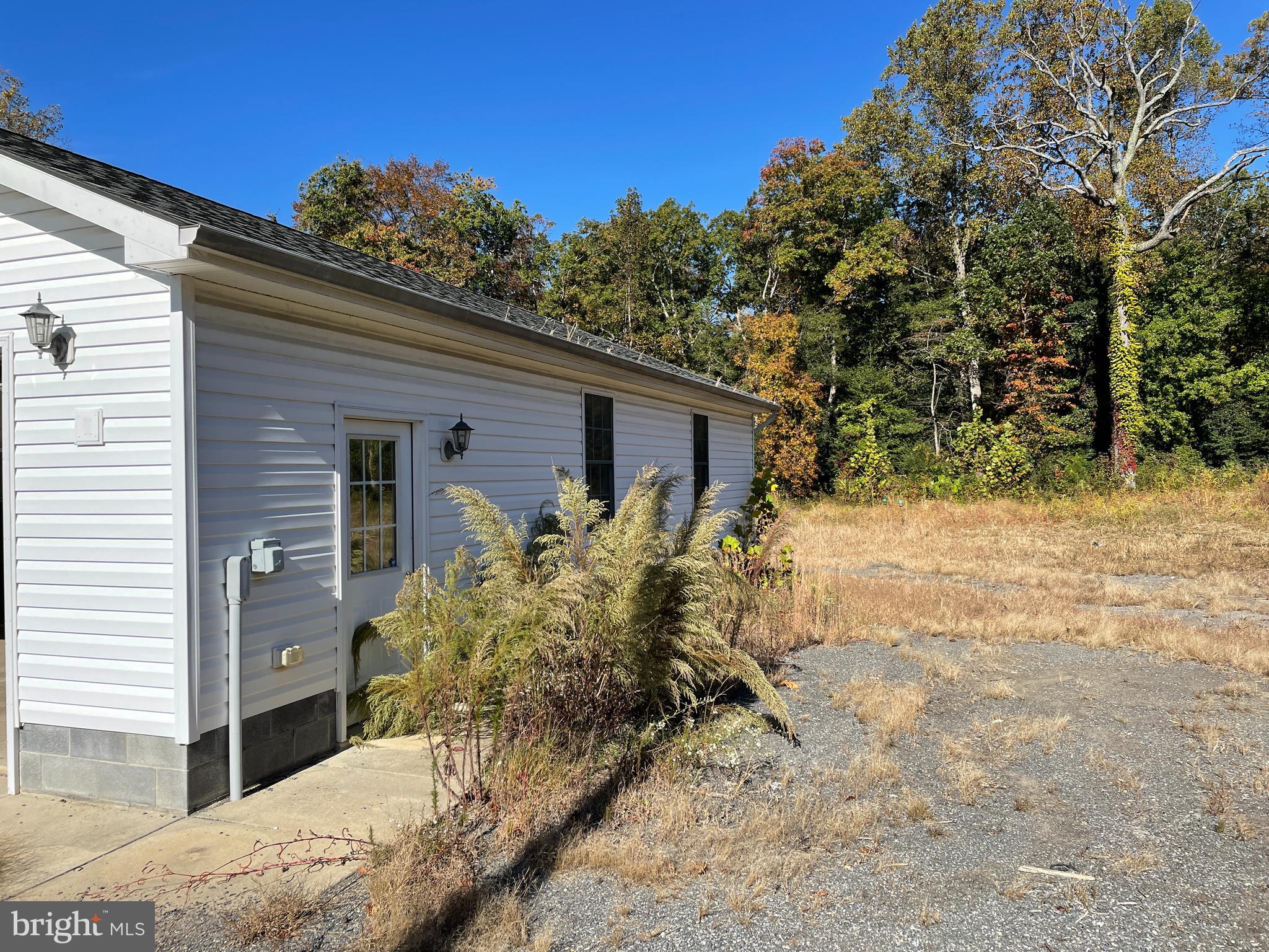 Side view of the oversized garage with 1/2 bath