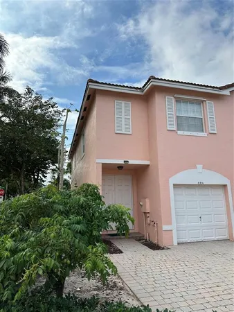 $2,900 | 6351 Landings Way, Tamarac, FL 33321