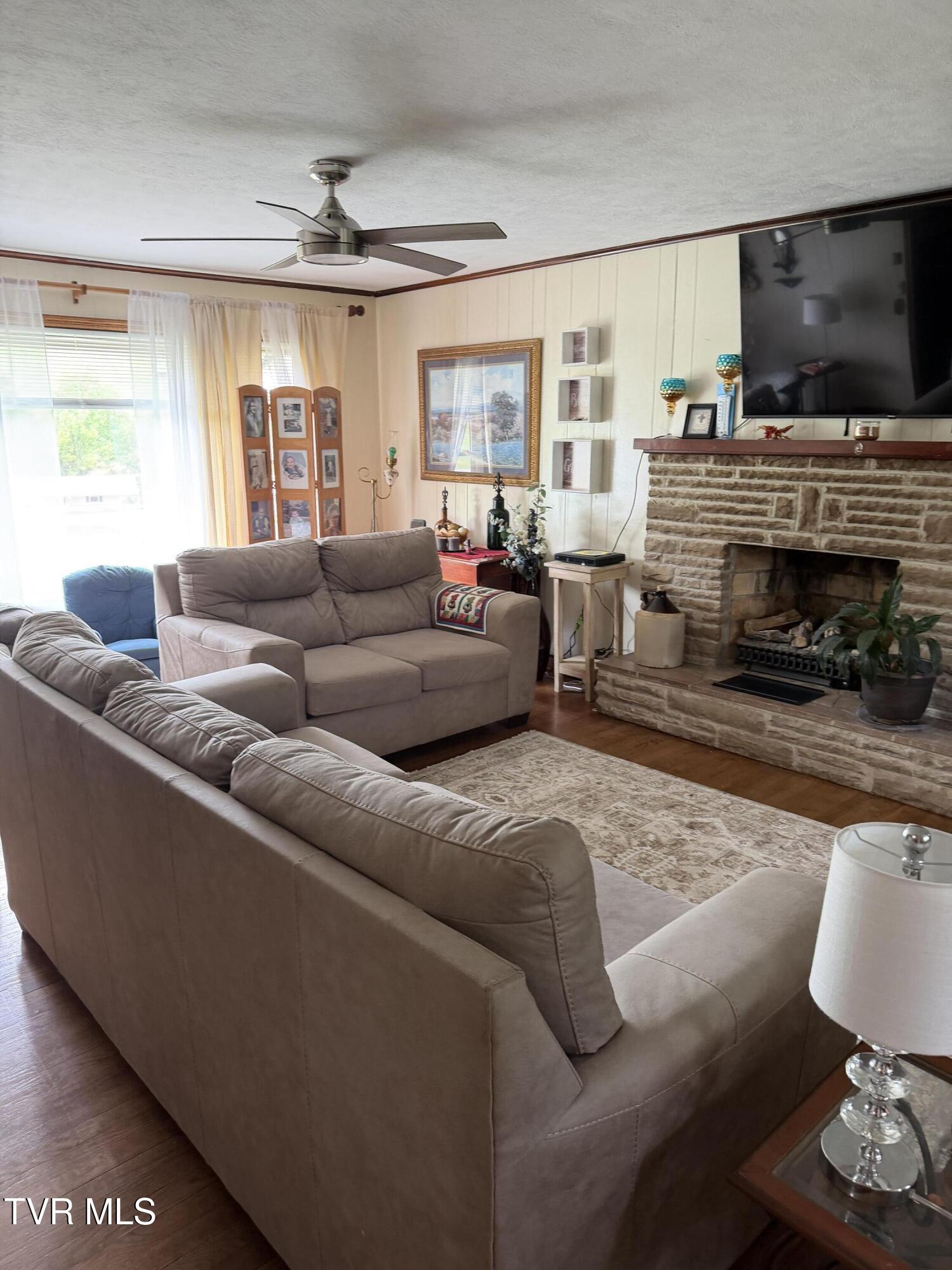 16601 Highway 19 Rosedale, VA 24280 - Photo 2 of 35 Living Room